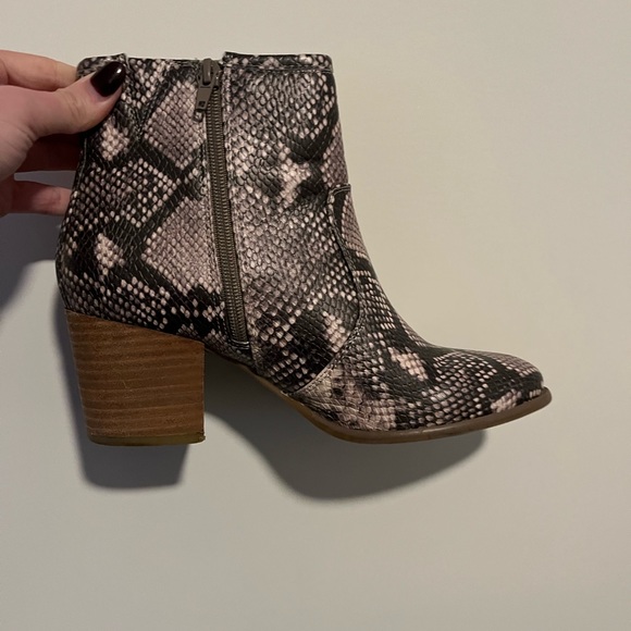 Carlos snakeskin booties, sz 8.5 - Picture 3 of 9